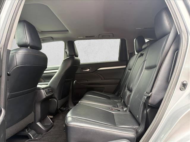 Used 2016 Toyota Highlander XLE w/ Four Season Floor Mat Package AWD/4WD image 23