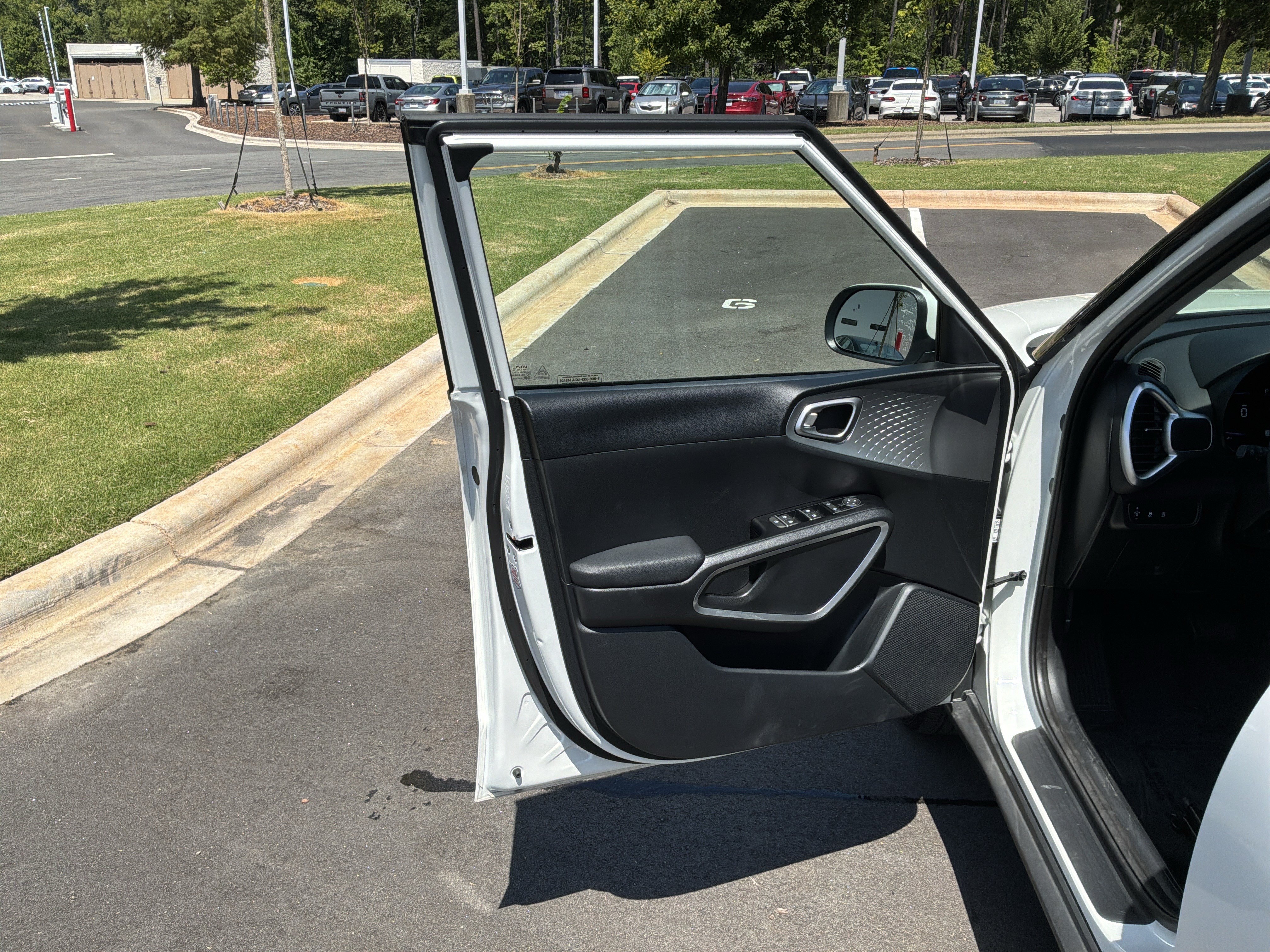 Used 2025 Kia Soul LX w/ LX Technology Package FWD image 14