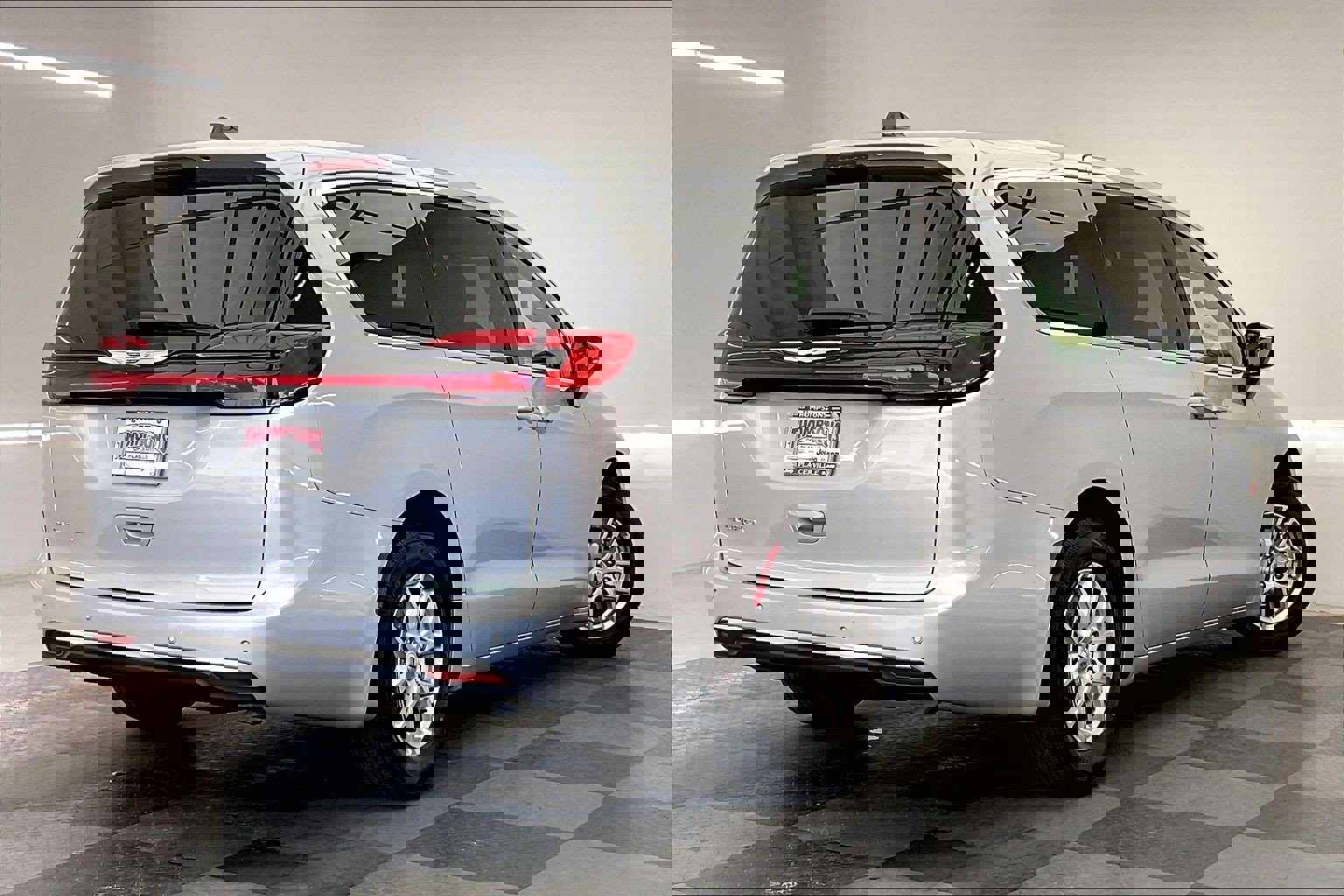 Used 2024 Chrysler Pacifica Touring-L image 13