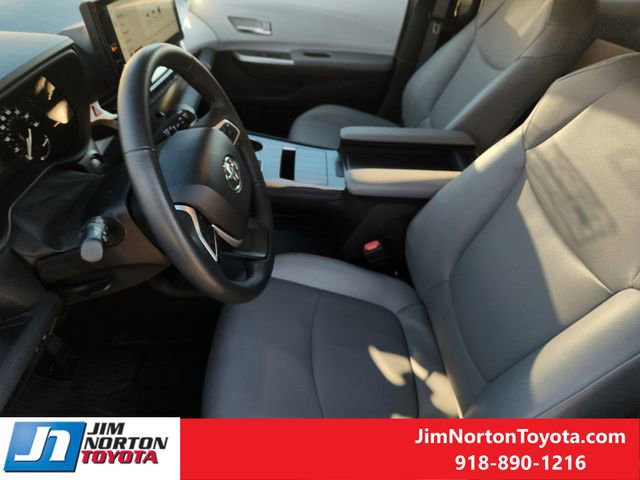 Used 2025 Toyota Sienna XLE image 15