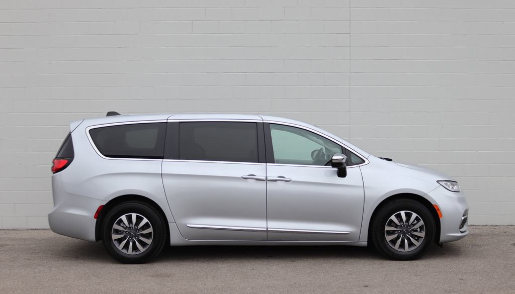 Used 2023 Chrysler Pacifica Limited image 2