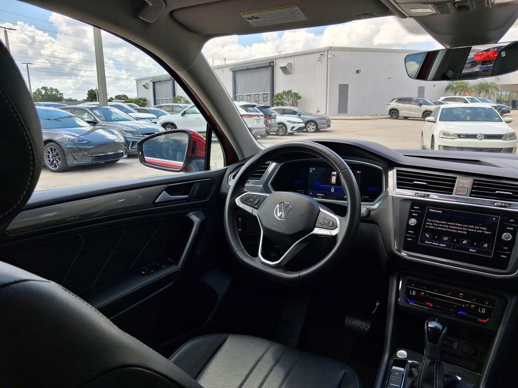 Used 2023 Volkswagen Tiguan SE w/ Panoramic Sunroof Package FWD image 9