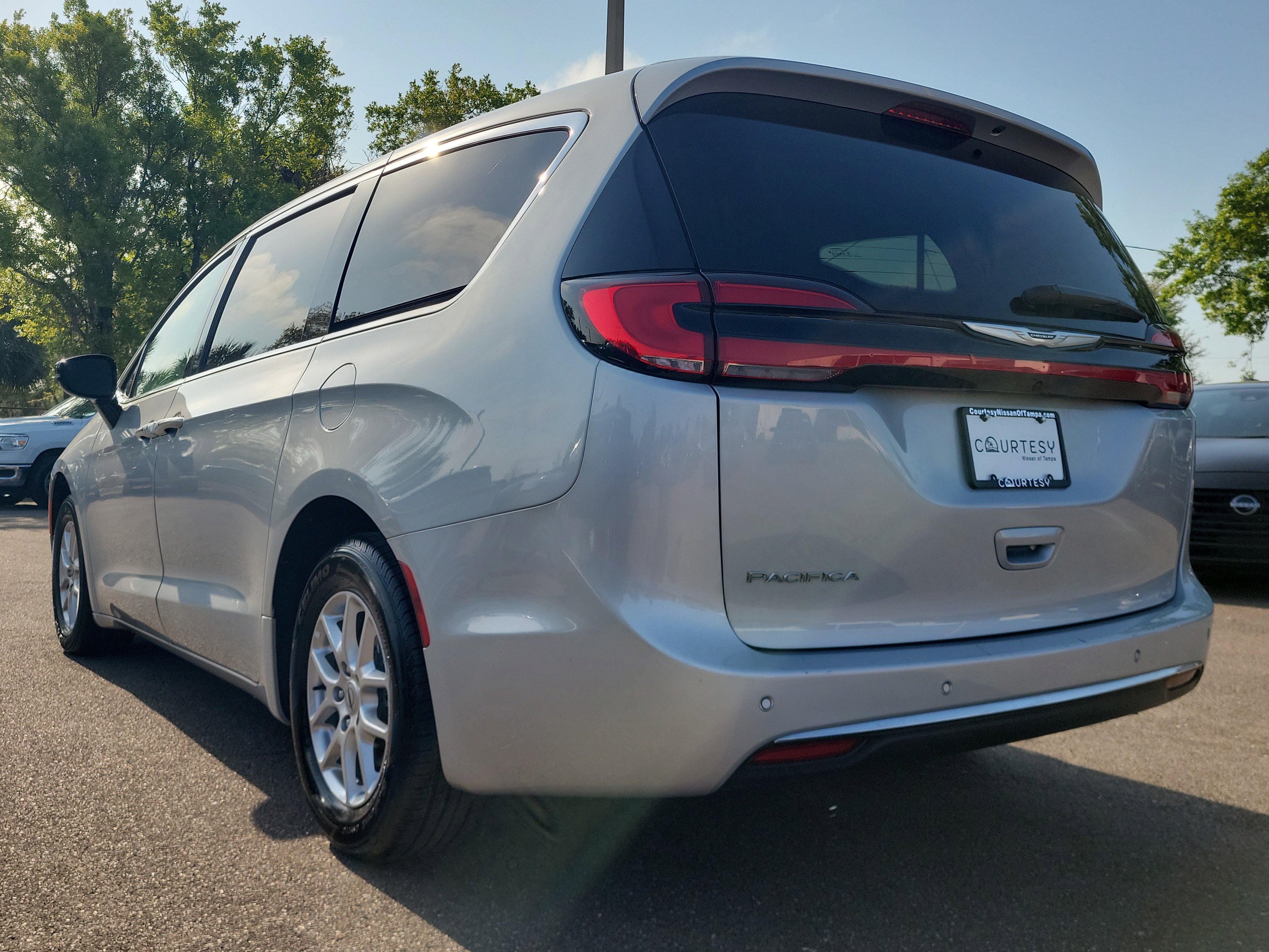 Used 2024 Chrysler Pacifica Touring-L image 6