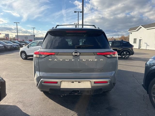 Used 2023 Nissan Pathfinder Platinum image 3