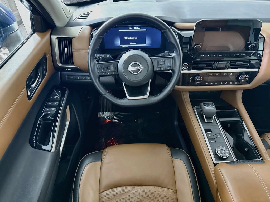 Certified 2024 Nissan Pathfinder Platinum w/ Black Appearance Package AWD/4WD image 4