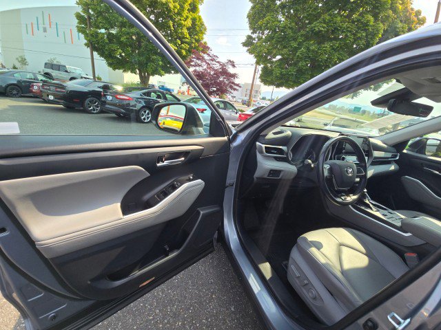 Used 2021 Toyota Highlander XLE image 22