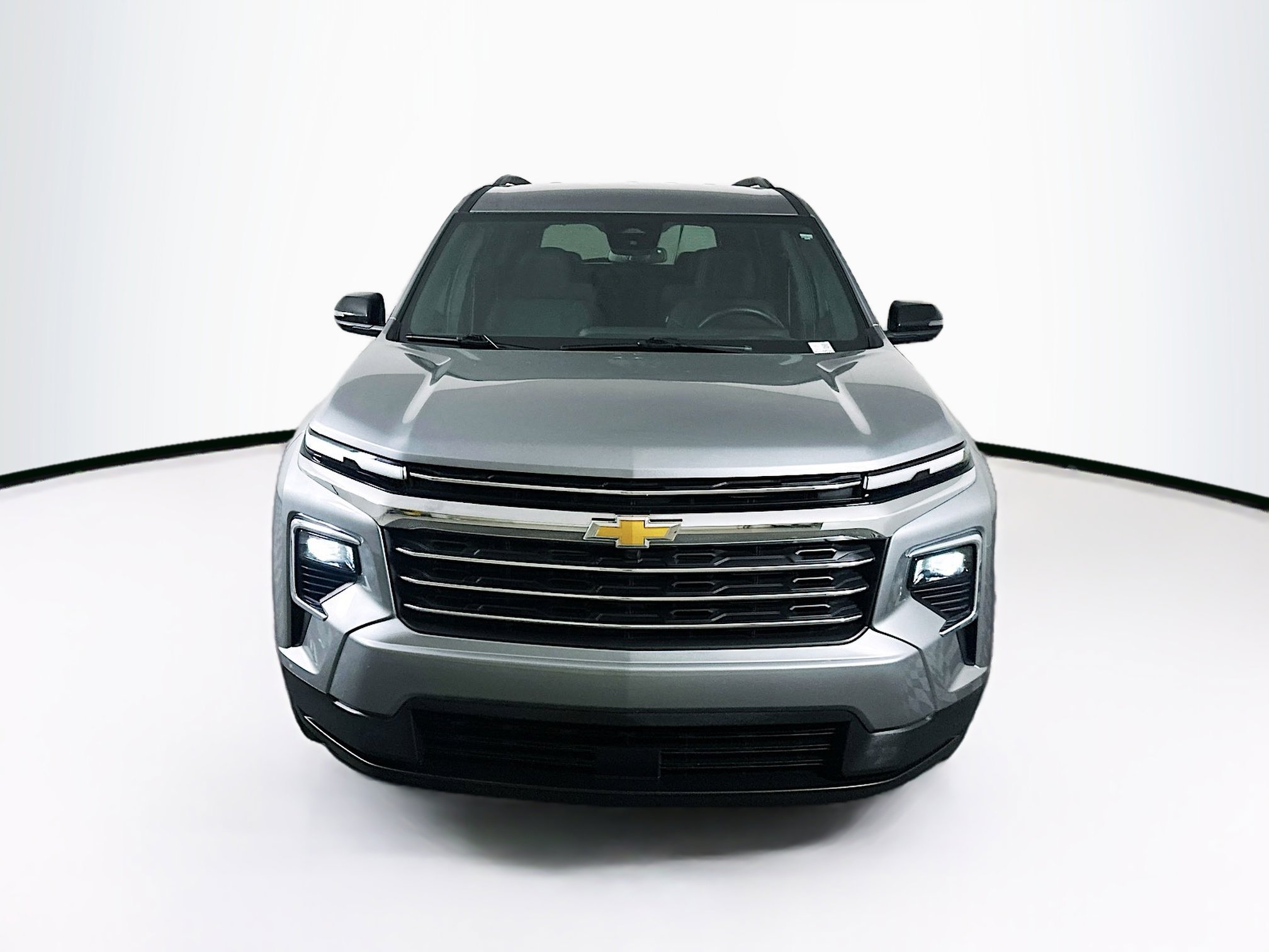 Used 2025 Chevrolet Traverse LT image 2