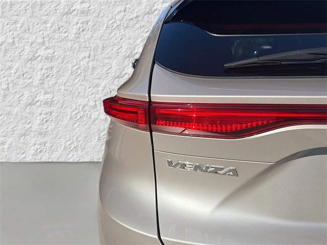 Used 2022 Toyota Venza XLE image 10