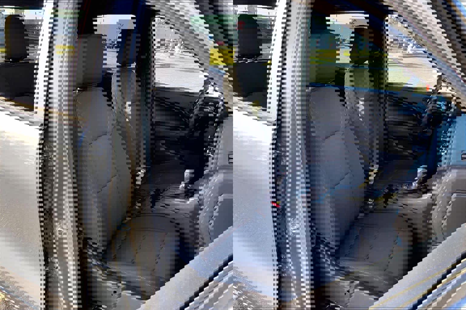 Used 2024 Chevrolet Colorado W/T image 9