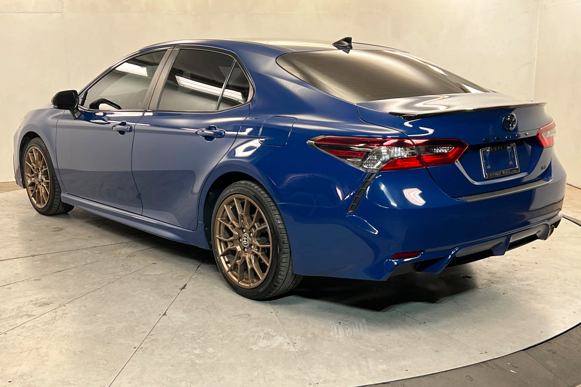 Used 2023 Toyota Camry SE image 3