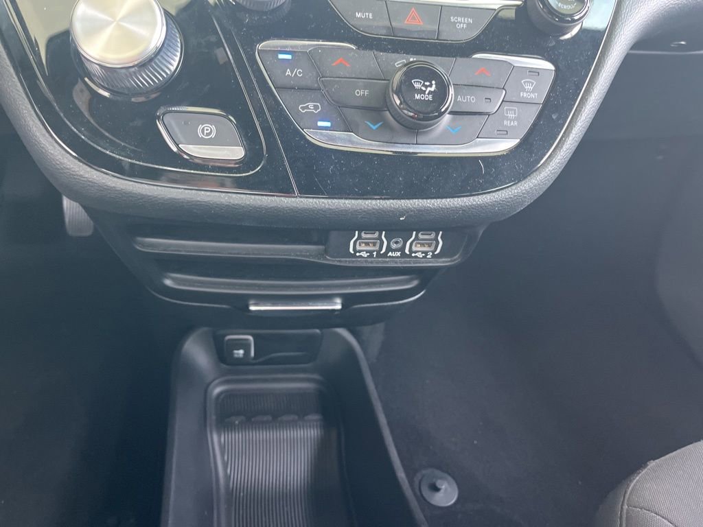 Used 2023 Chrysler Pacifica Touring FWD image 19