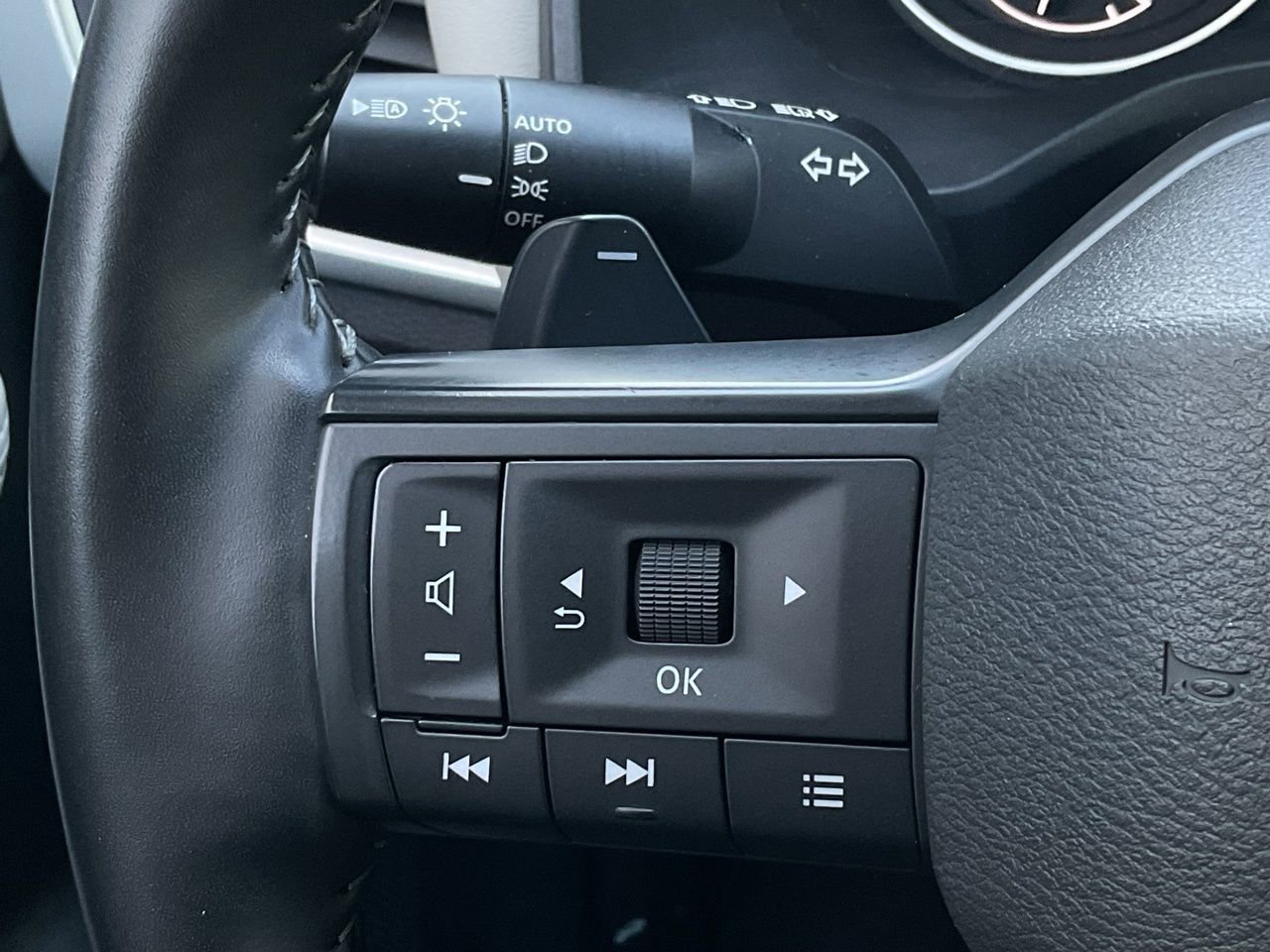 Used 2025 Nissan Rogue SV image 24