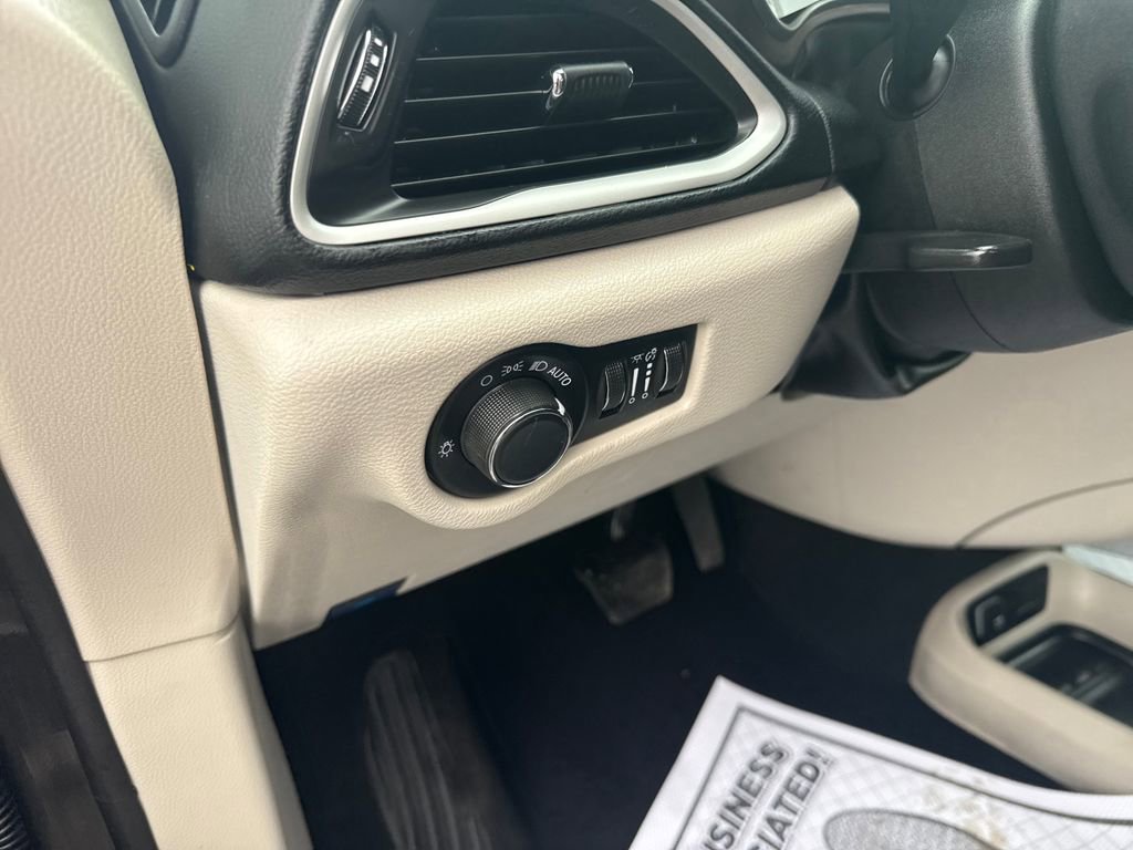 Used 2023 Chrysler Voyager LX FWD image 22