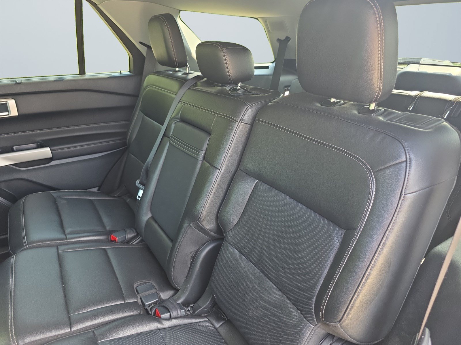 Used 2022 Ford Explorer Limited w/ Equipment Group 301A AWD/4WD image 15