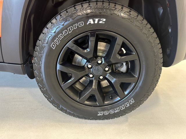 Used 2016 Jeep Cherokee Trailhawk w/ Leather Interior Group AWD/4WD image 35