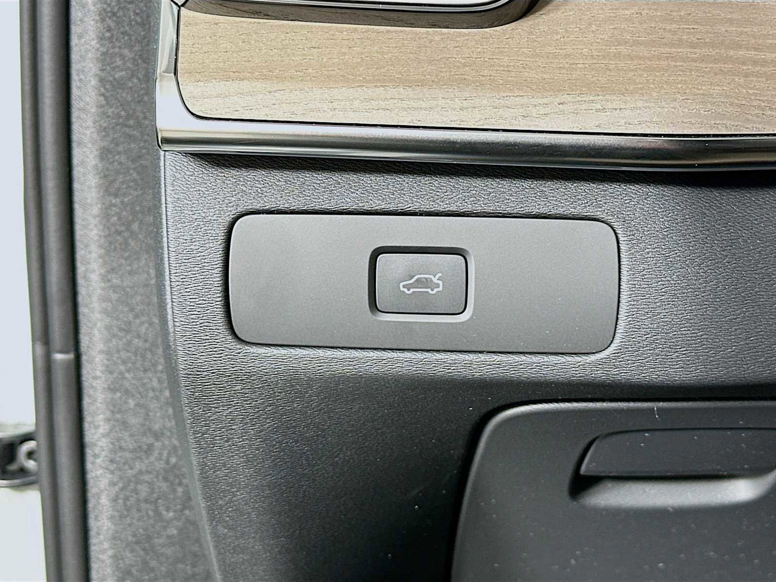 New 2026 Volvo XC90 B5 Core AWD/4WD image 10