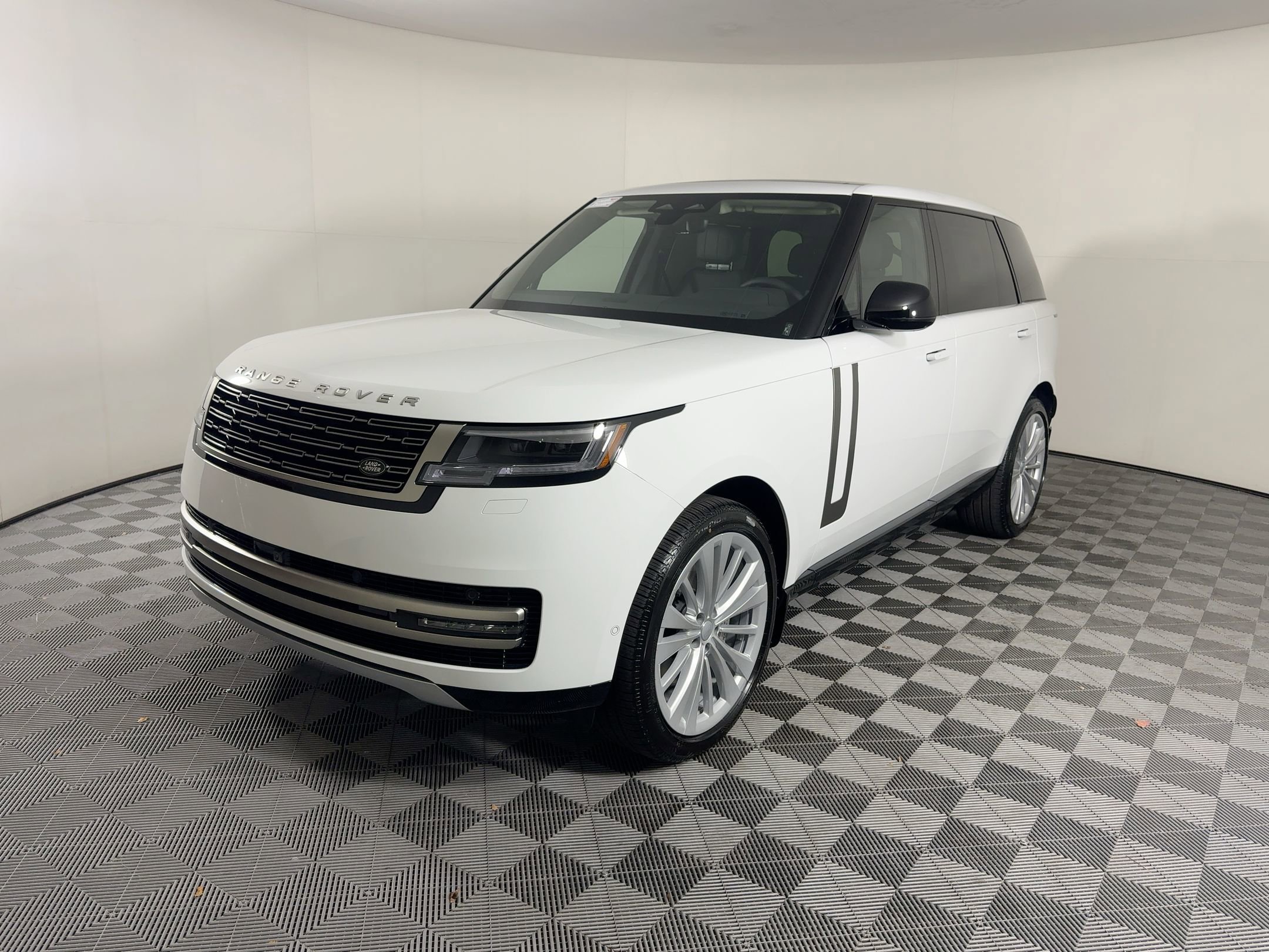 New 2025 Land Rover Range Rover Long Wheelbase SE