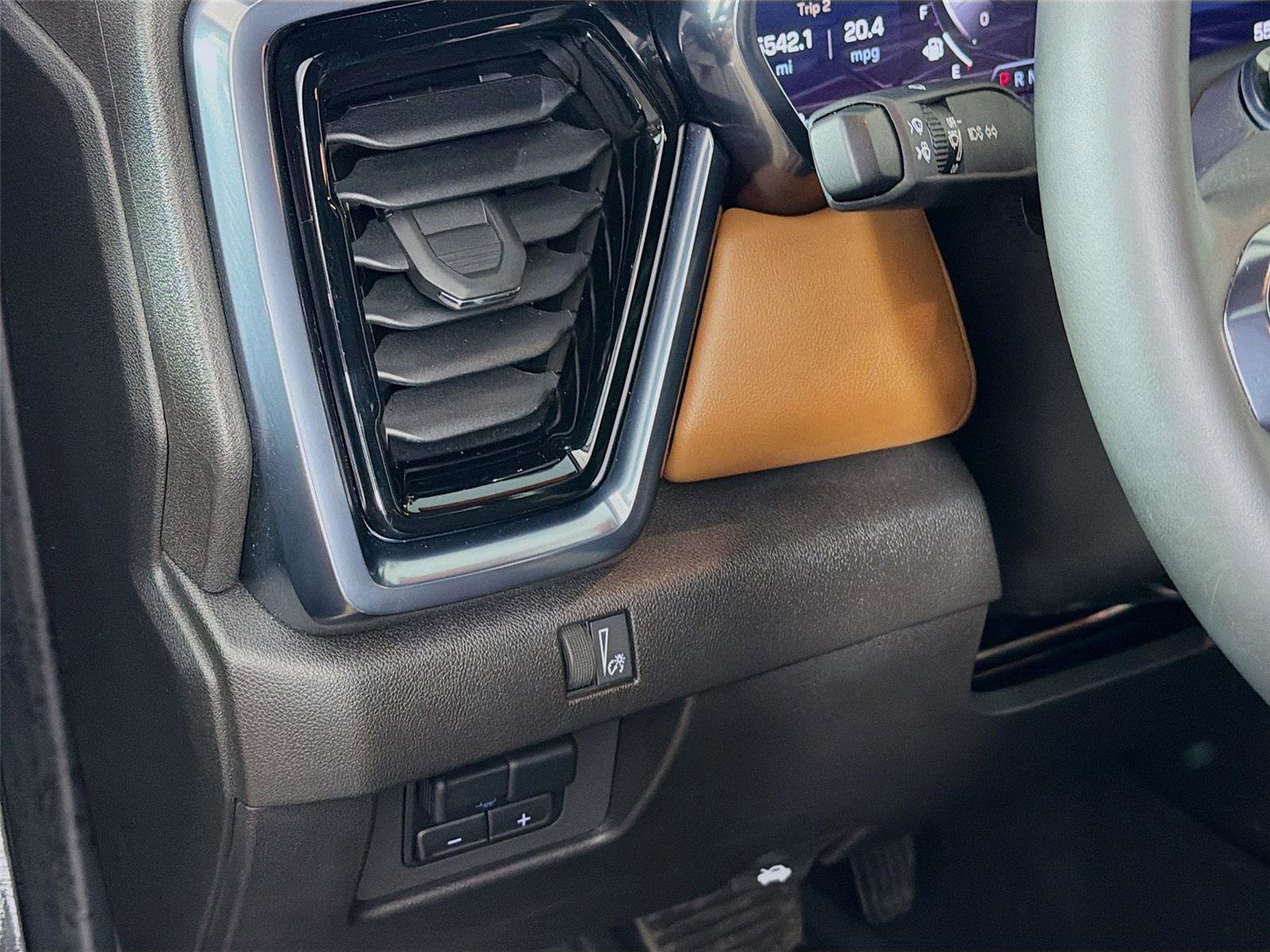 Used 2024 GMC Canyon AT4 w/ Technology Package image 10