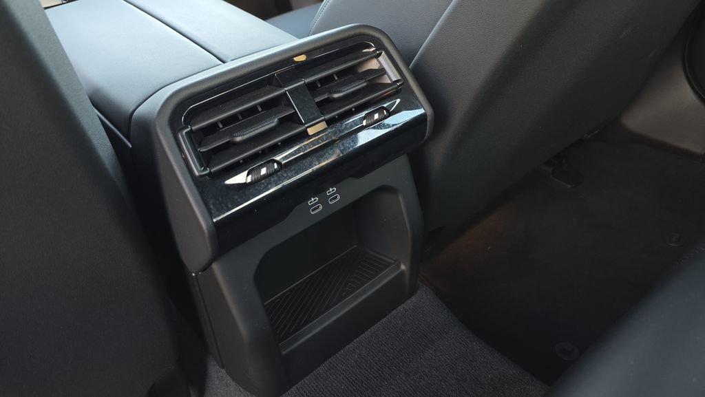 Used 2025 BMW 530i xDrive image 31