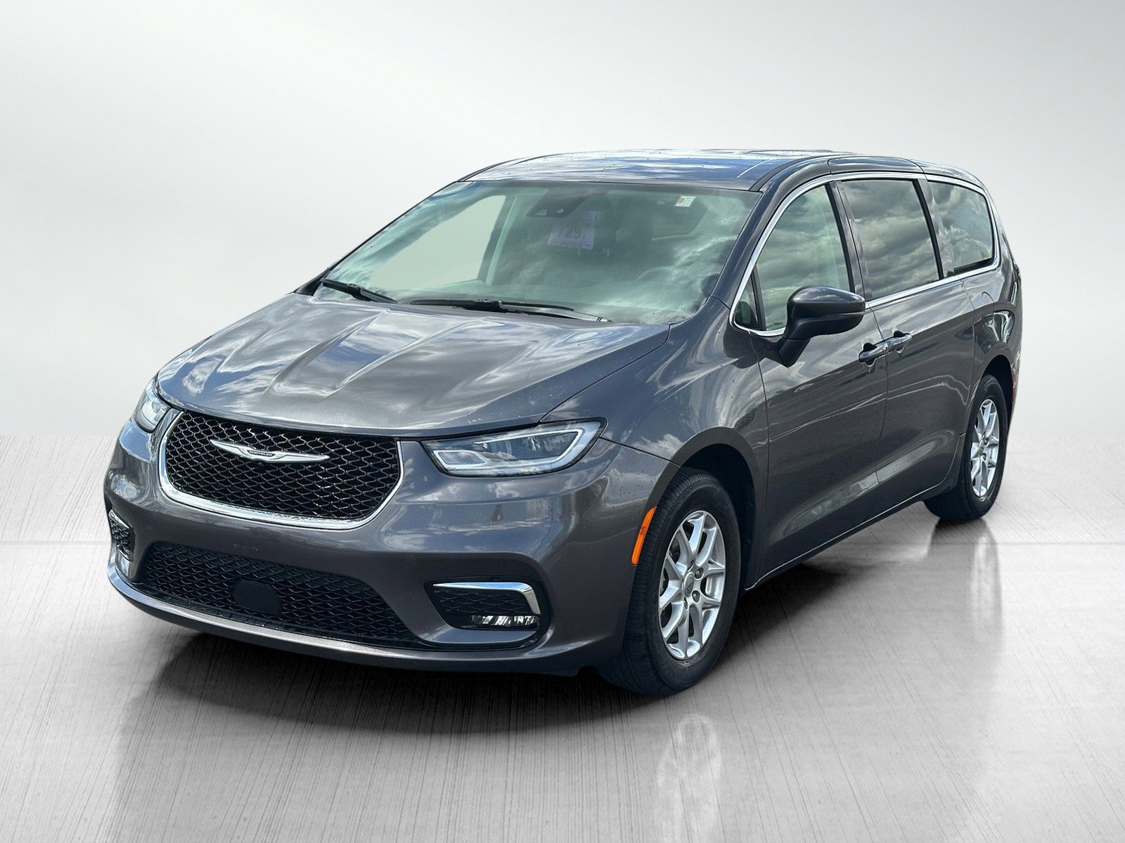 Used 2023 Chrysler Pacifica Touring-L FWD image 3