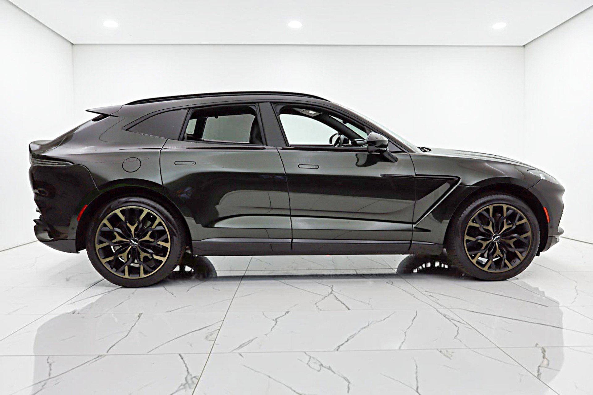 Used 2021 Aston Martin DBX AWD/4WD image 19