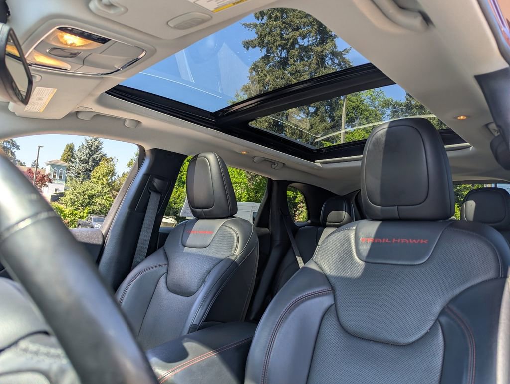 Used 2020 Jeep Cherokee Trailhawk AWD/4WD image 26