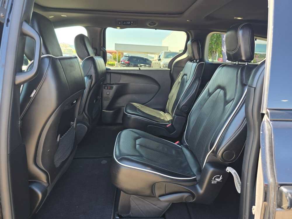 Used 2025 Chrysler Pacifica Limited FWD image 16