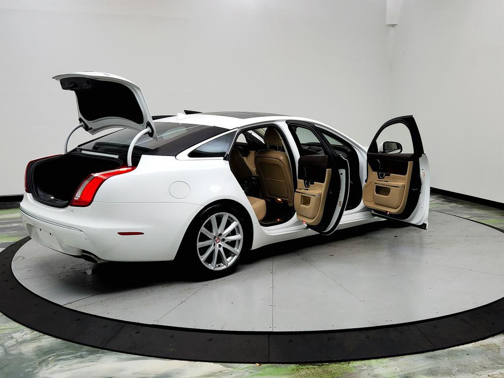Used 2015 Jaguar XJ image 11