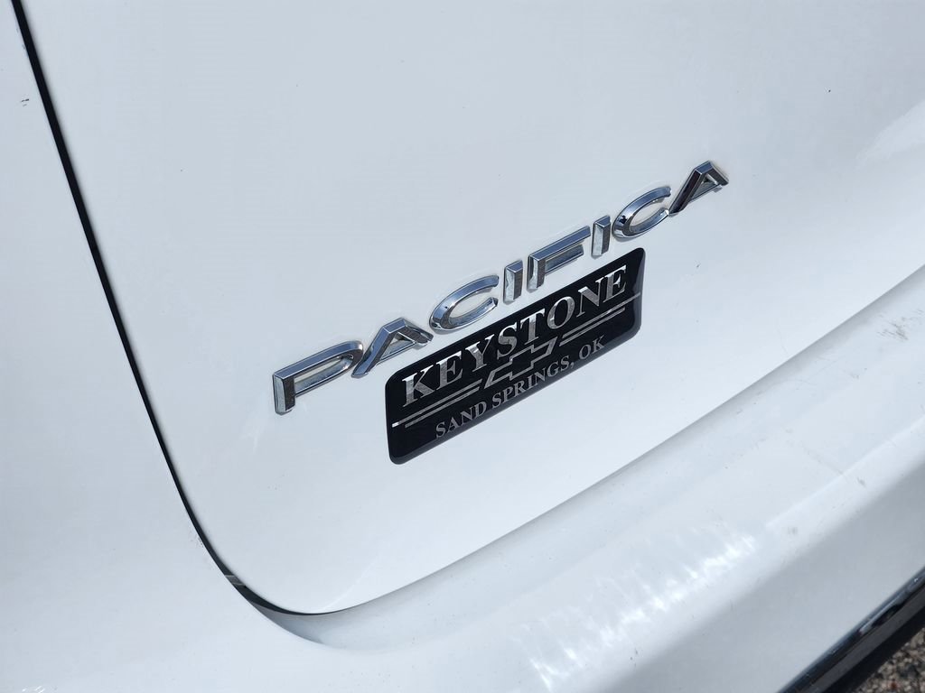Used 2024 Chrysler Pacifica Touring-L image 12