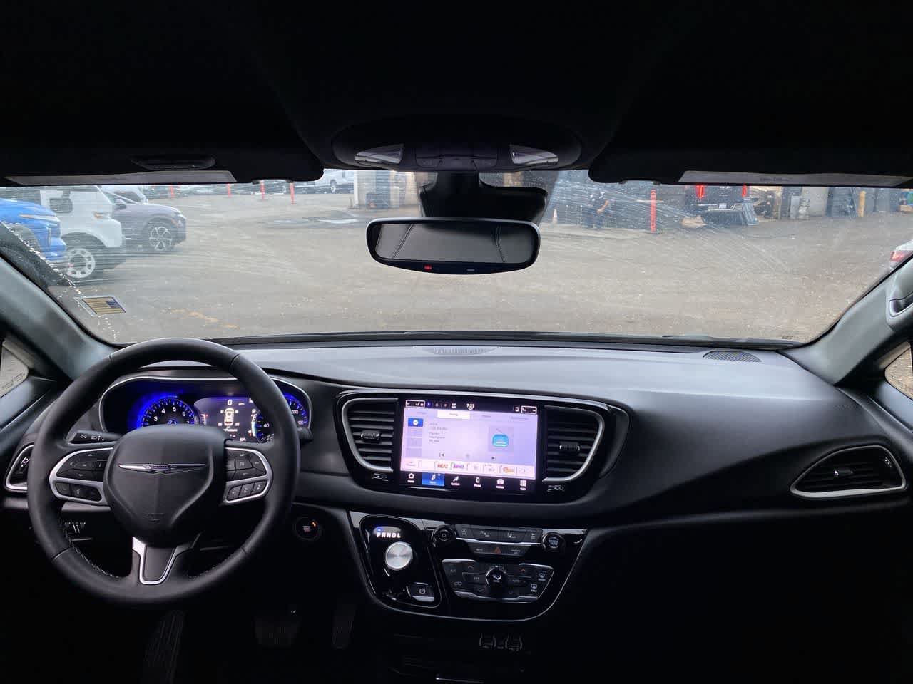 Used 2025 Chrysler Pacifica Select FWD image 12