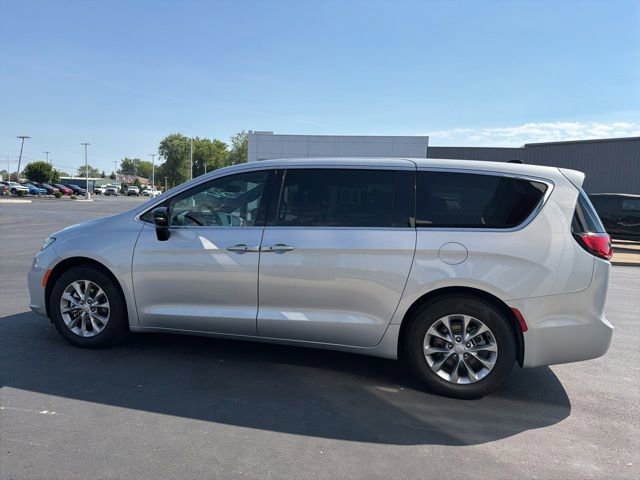 Used 2026 Chrysler Pacifica Limited FWD image 4