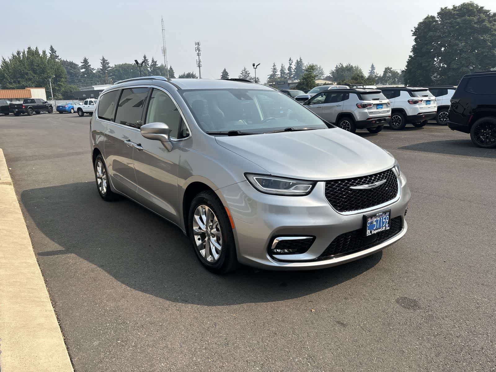 Used 2021 Chrysler Pacifica Touring-L FWD image 7