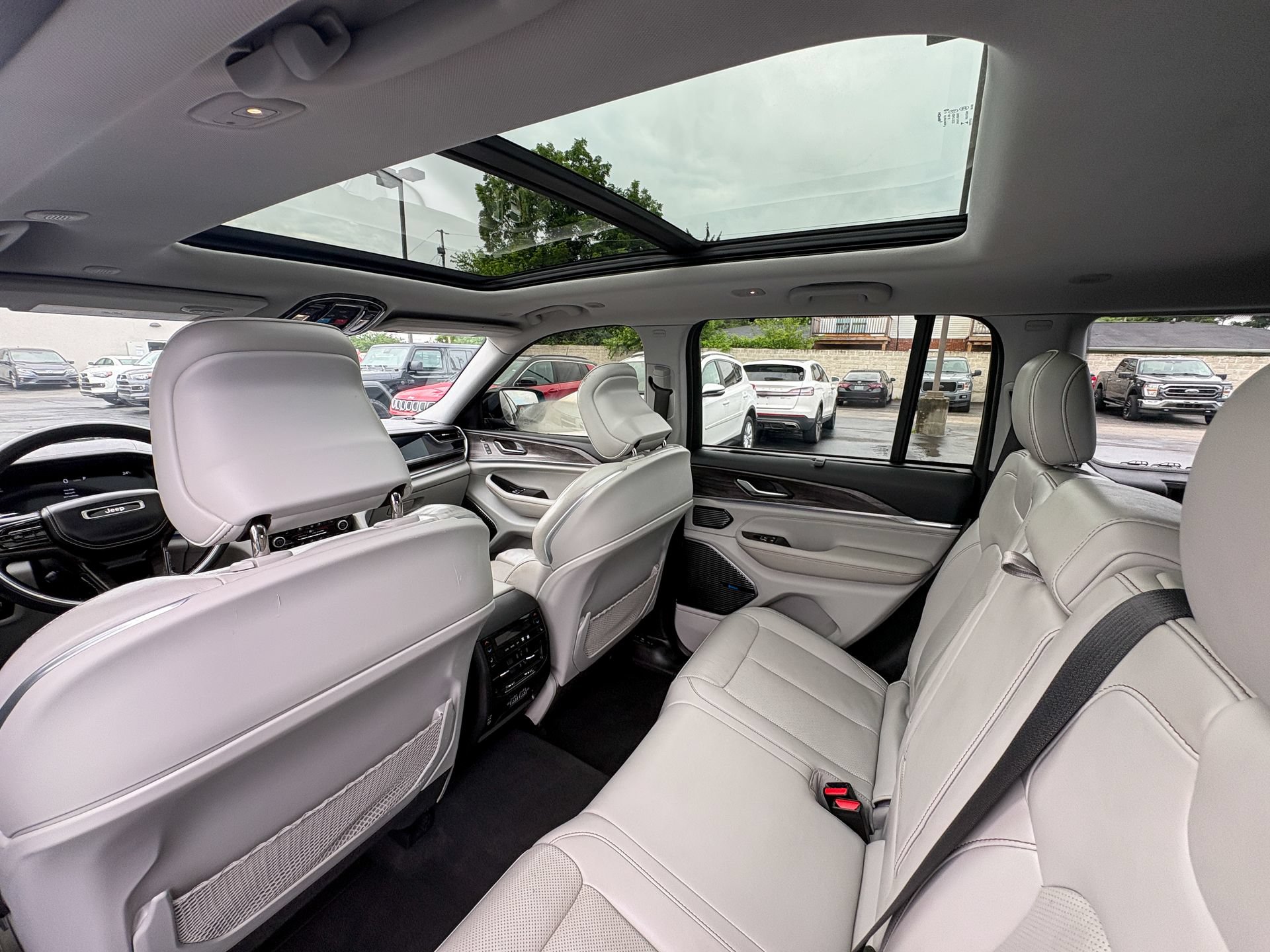 Used 2022 Jeep Grand Cherokee Overland w/ Luxury Tech Group IV AWD/4WD image 11