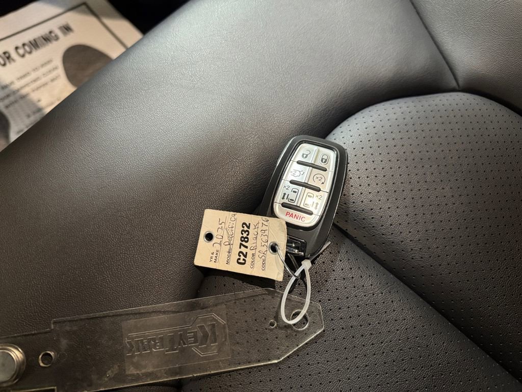 Used 2025 Chrysler Pacifica Select w/ Uconnect Theater Family Group image 32