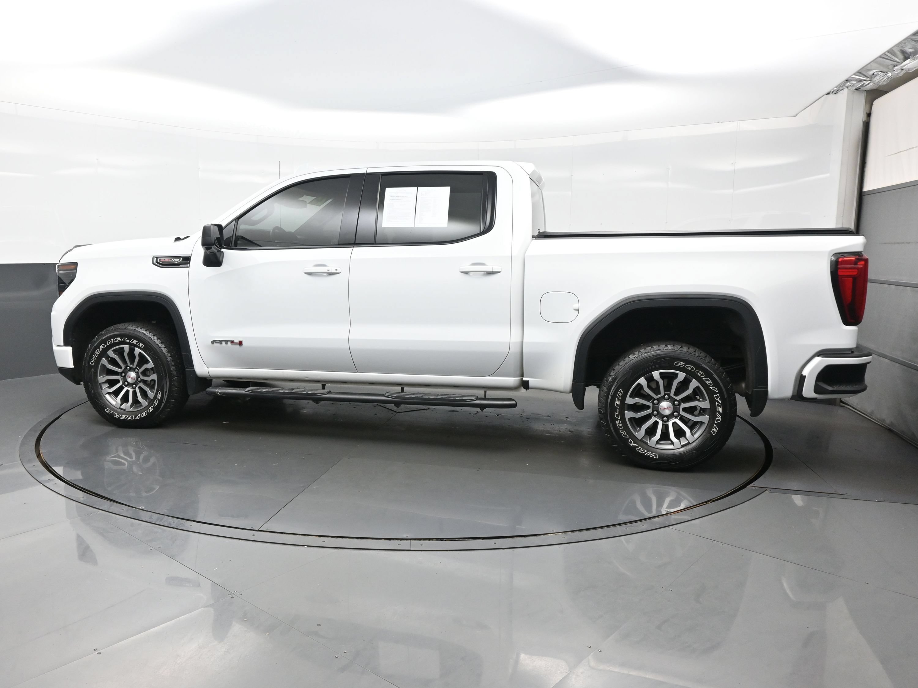 Used 2023 GMC Sierra 1500 AT4 AWD/4WD image 3