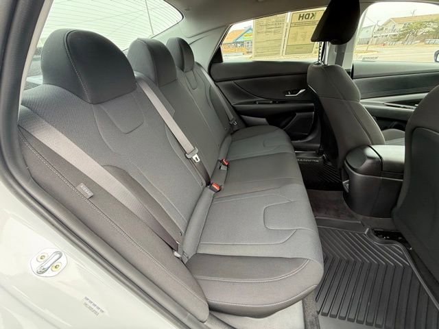Used 2025 Hyundai Elantra SE image 12