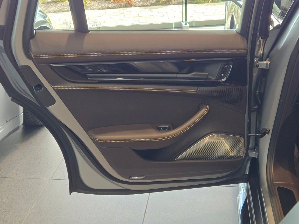Certified 2025 Porsche Panamera GTS image 17