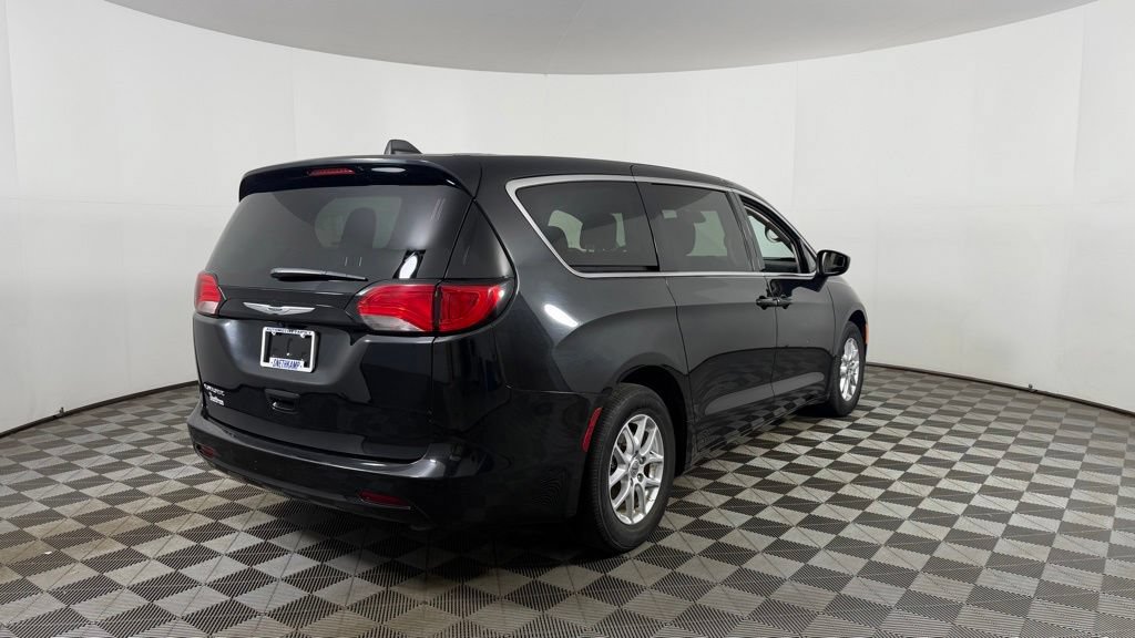 Used 2023 Chrysler Voyager LX FWD image 8