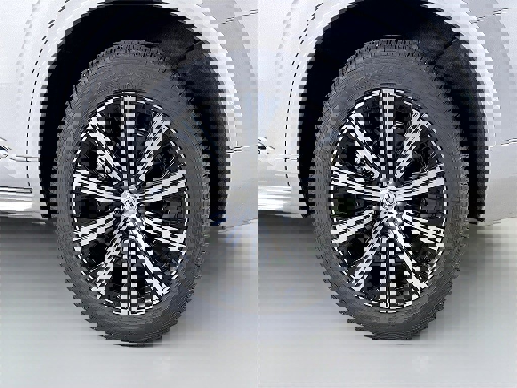 Certified 2025 Volvo XC90 B5 Core image 33