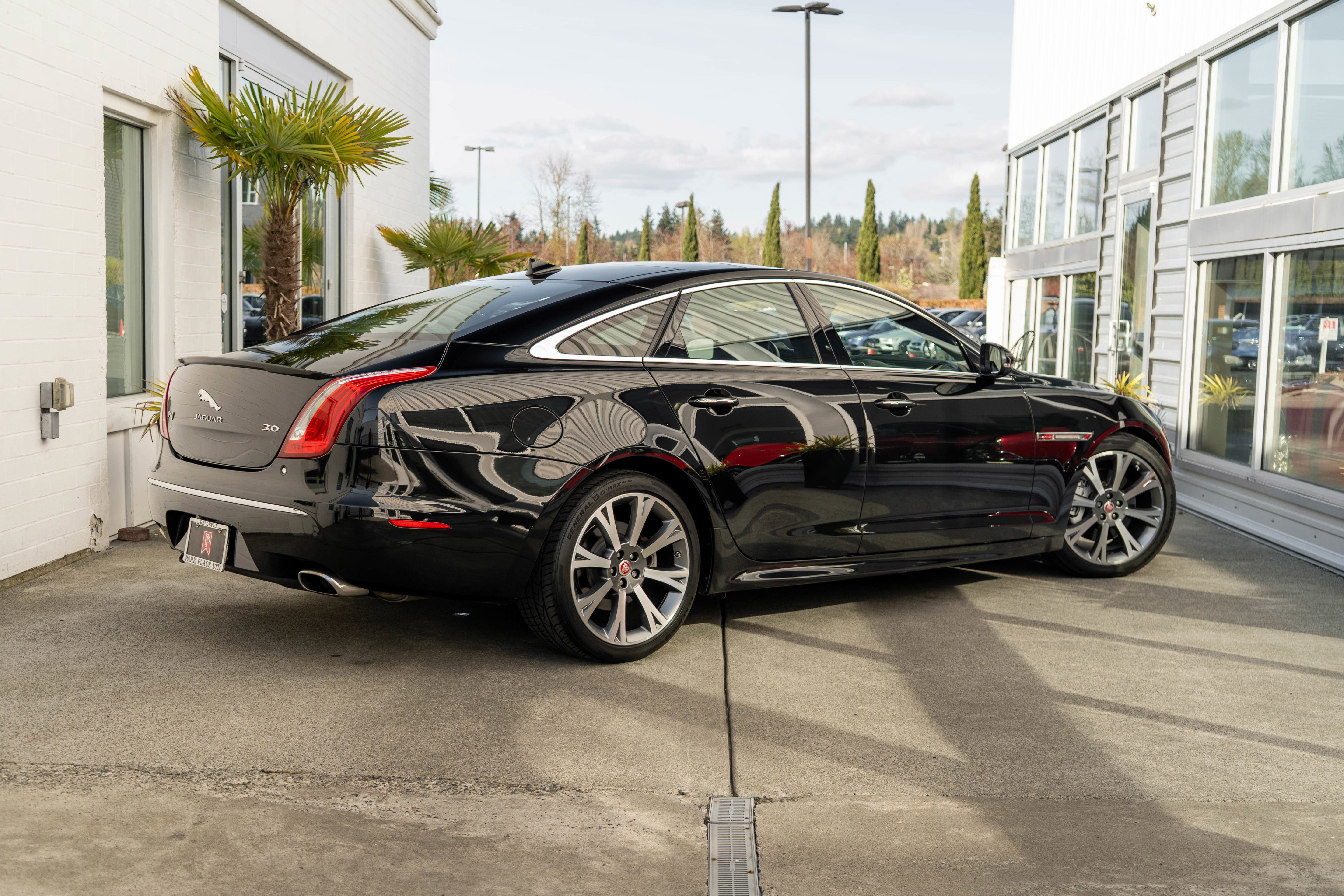 Used 2015 Jaguar XJ image 7