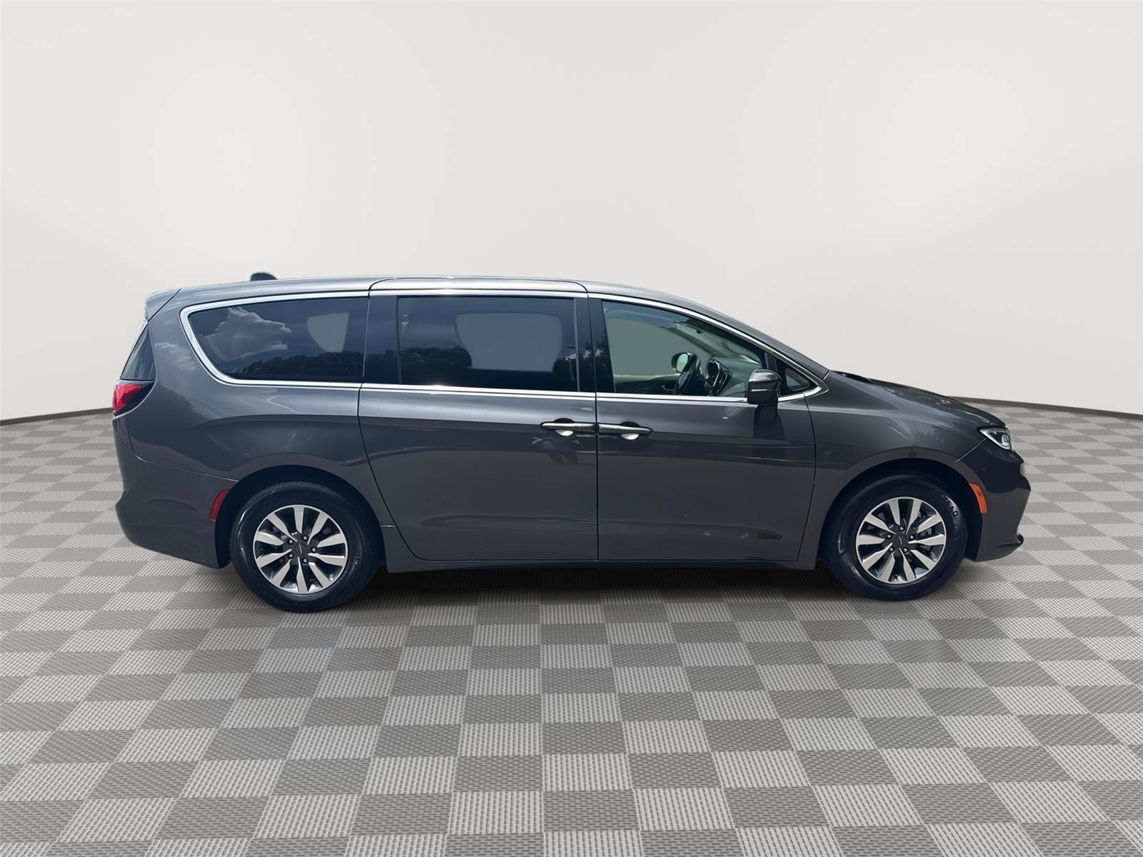 Used 2023 Chrysler Pacifica Touring-L FWD image 5