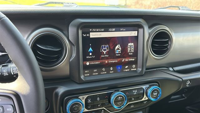 Used 2023 Jeep Wrangler Unlimited w/ Sun & Screen Package image 15