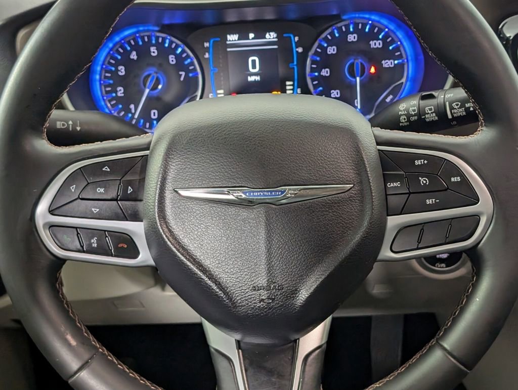 Used 2017 Chrysler Pacifica Touring-L image 14