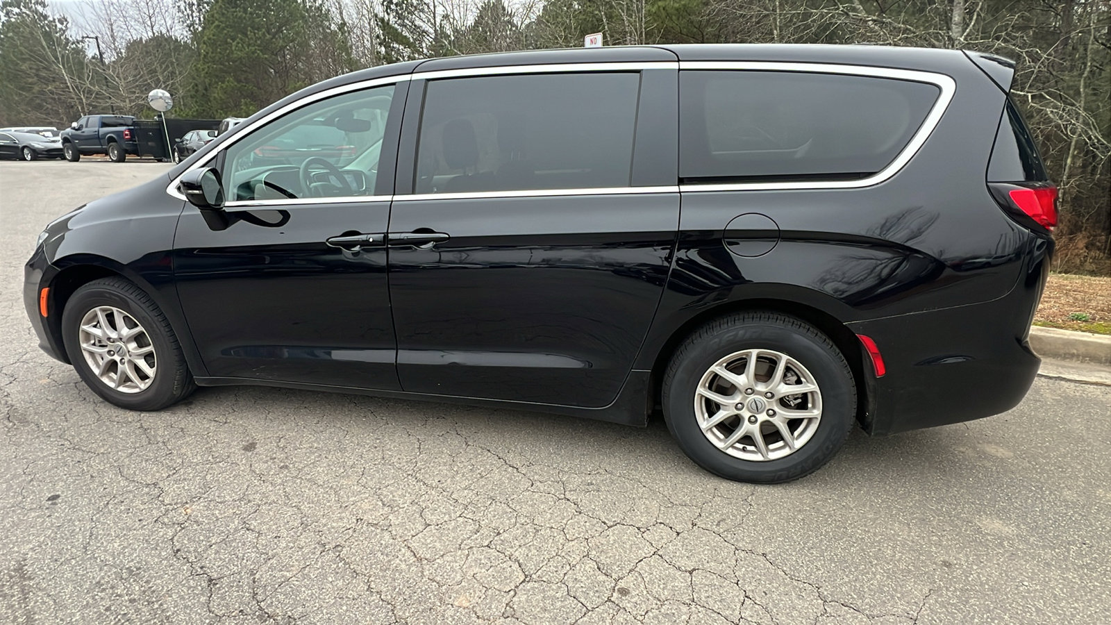Used 2024 Chrysler Pacifica Touring-L image 11