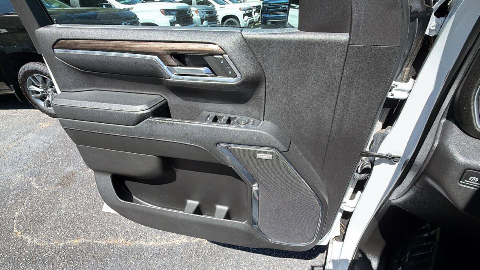 Used 2024 Chevrolet Silverado 1500 LT Trail Boss w/ LT Trail Boss Premium Package AWD/4WD image 11