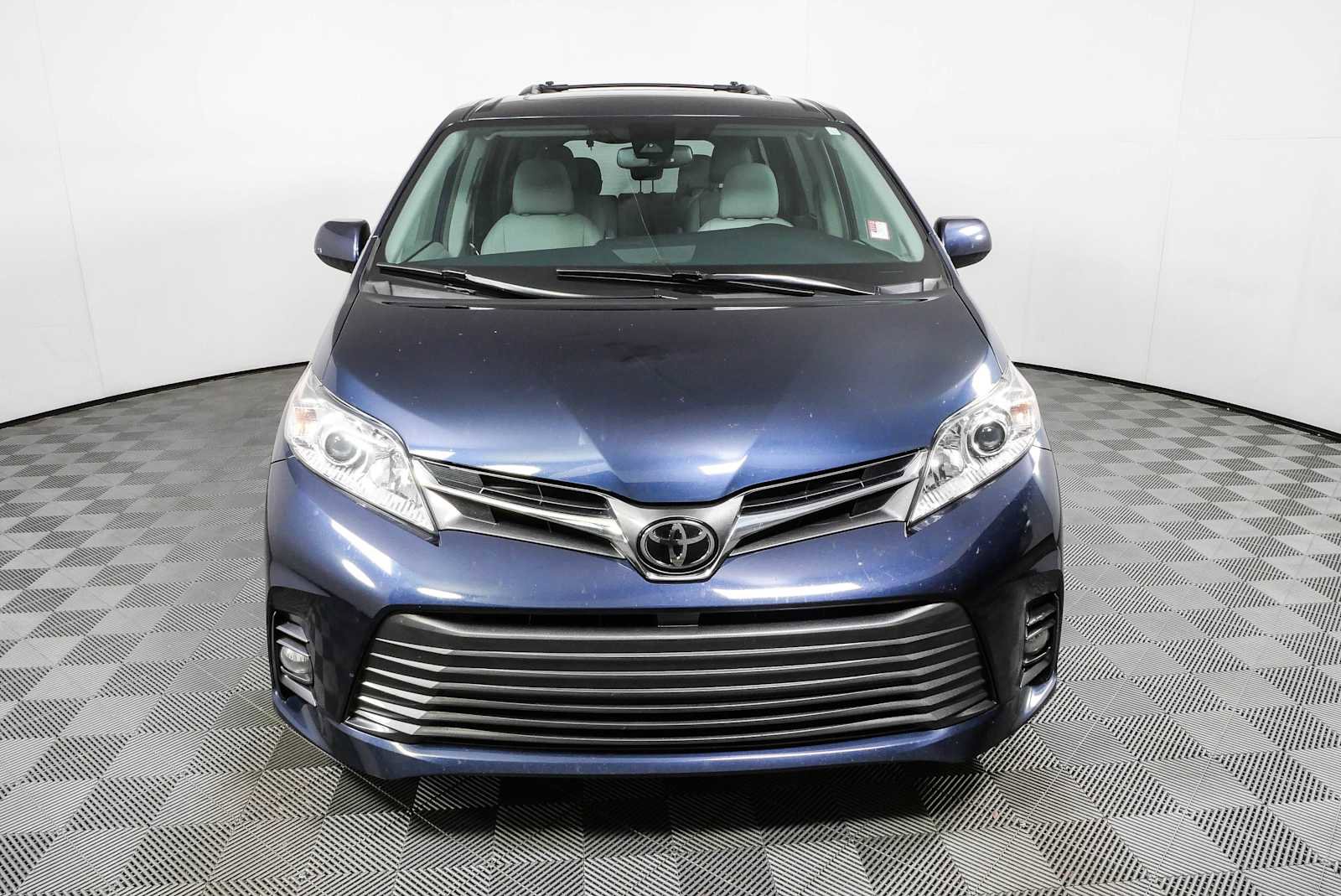 Used 2018 Toyota Sienna XLE w/ XLE Navigation Package FWD image 27