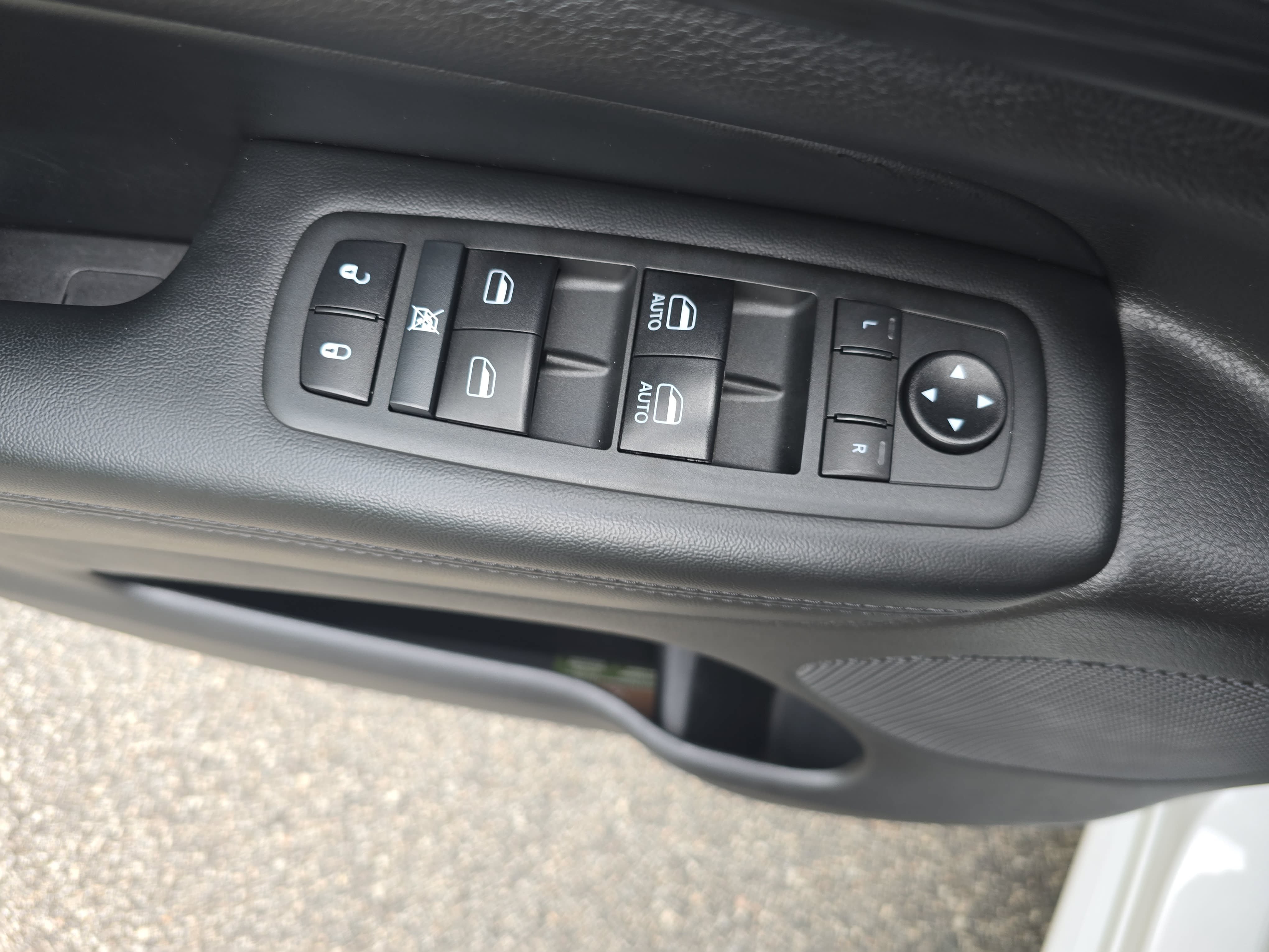 Used 2020 Jeep Grand Cherokee Altitude AWD/4WD image 29