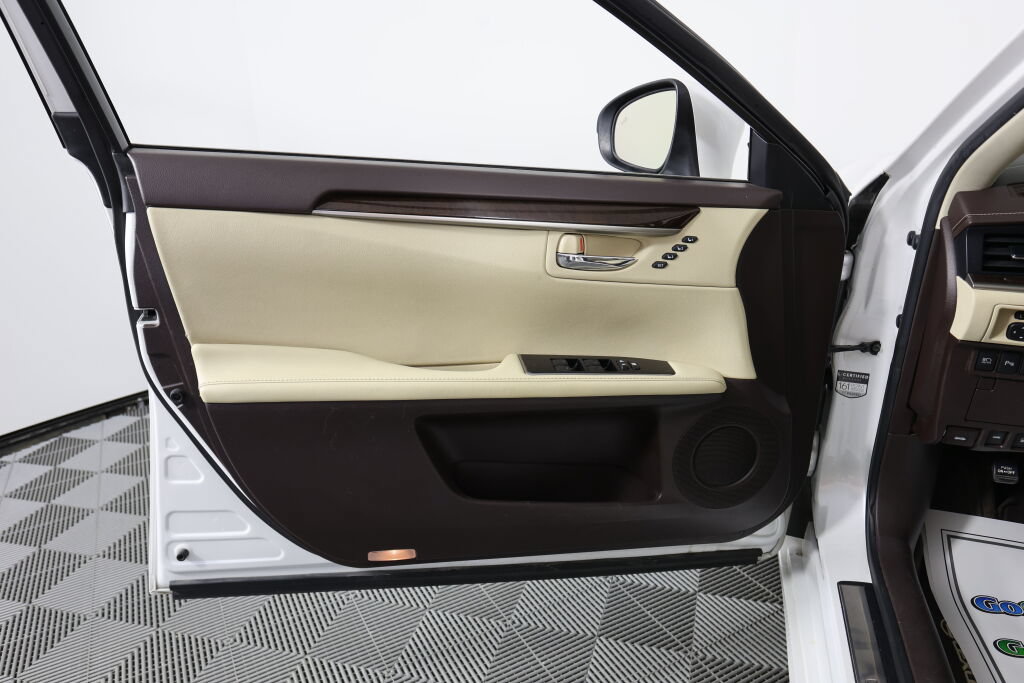 Used 2016 Lexus ES 300h w/ Luxury Package w/Wood Trim FWD image 12