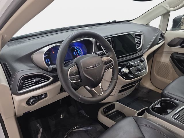 Used 2023 Chrysler Pacifica Touring-L image 16