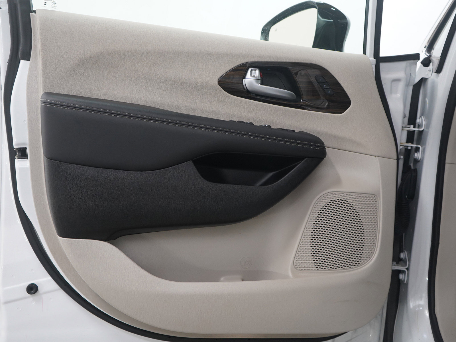 Used 2024 Chrysler Pacifica Limited image 22